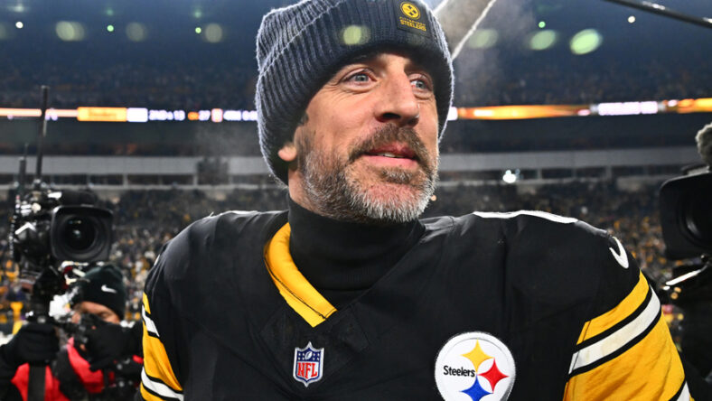Aaron Rodgers re-signs with Pittsburgh Steelers