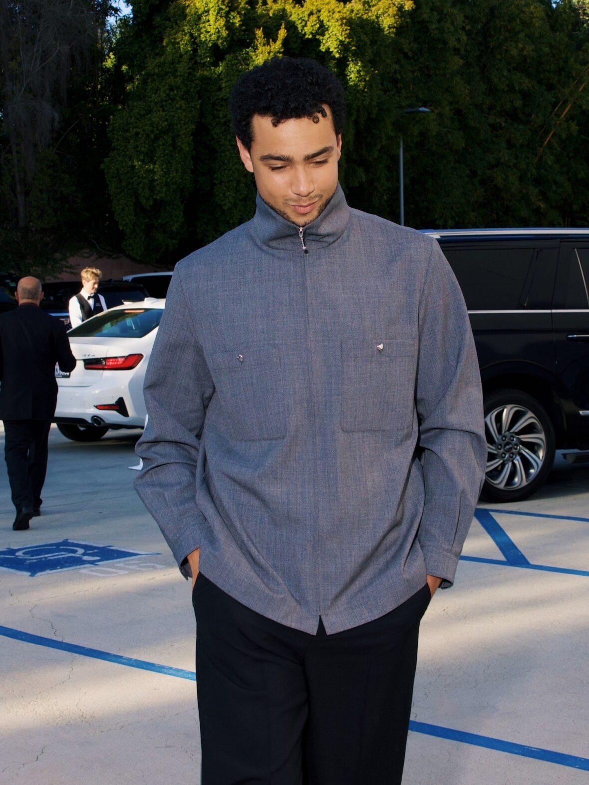 Archie Madekwe na festa do Valentino com Alessandro Michele