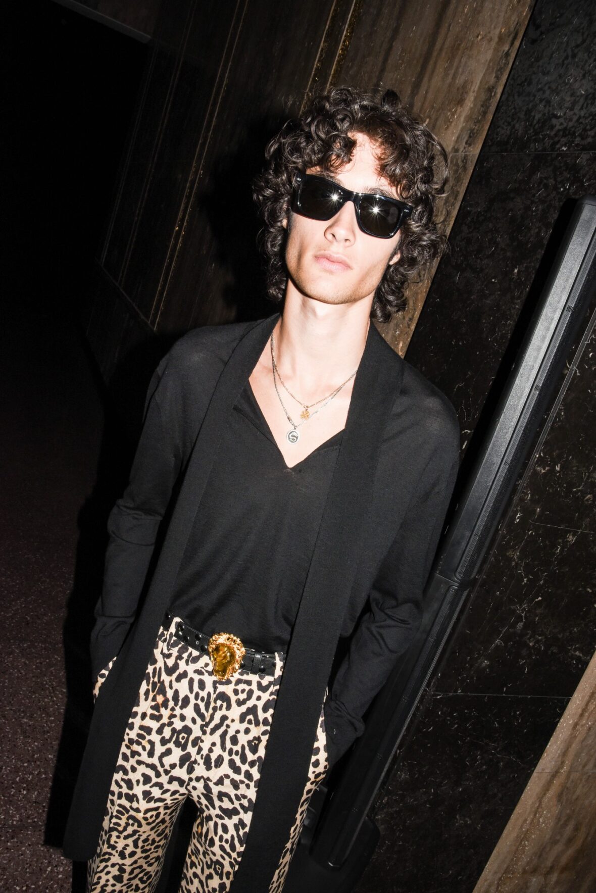 Sombrio na festa de Valentino em Los Angeles com Alessandro Michele
