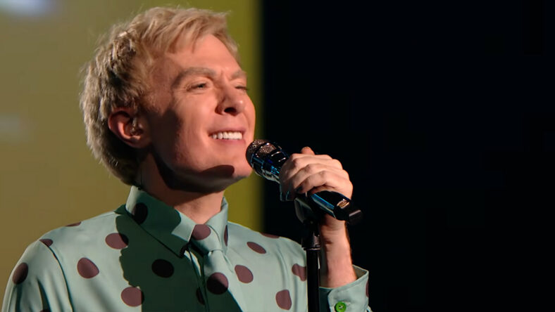 Clay Aiken performs on American Idol finale