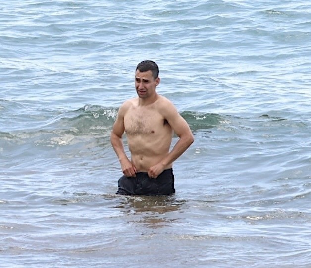 Jack Antonoff na praia do Havaí