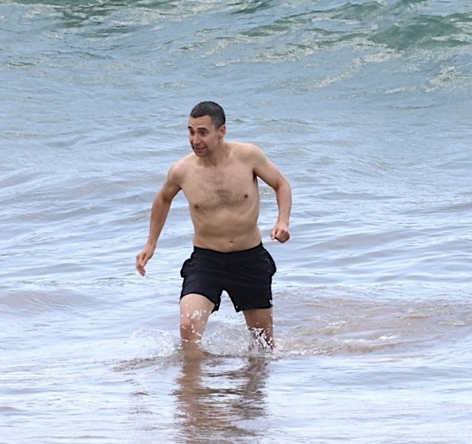 Jack Antonoff na praia do Havaí