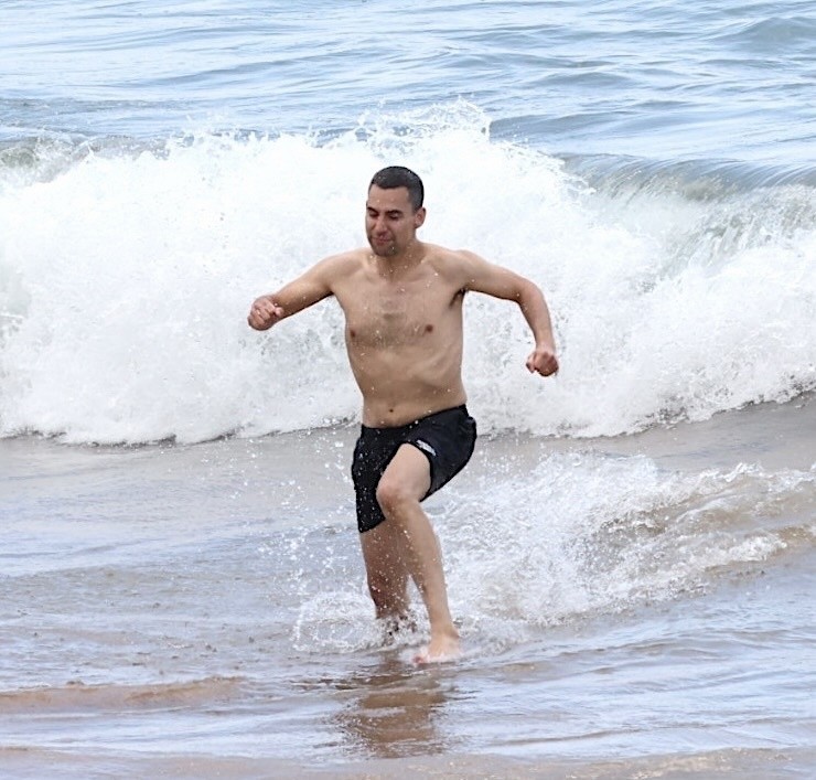Jack Antonoff na praia do Havaí