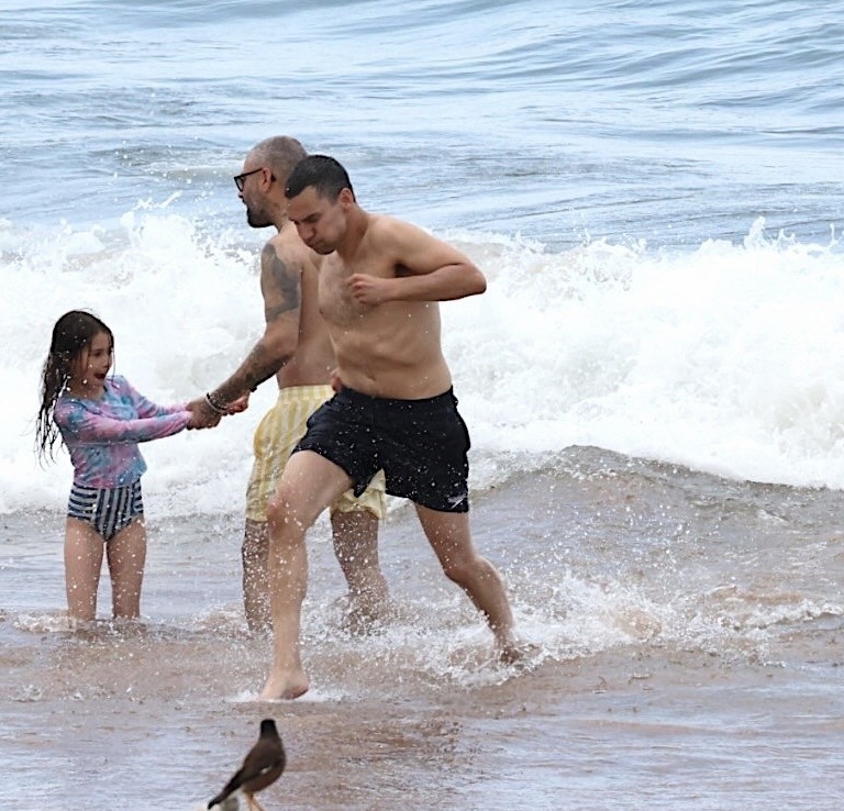 Jack Antonoff na praia do Havaí