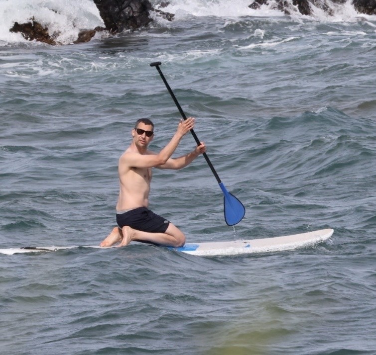 Jack Antonoff na praia do Havaí