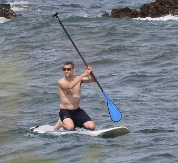 Jack Antonoff na praia do Havaí