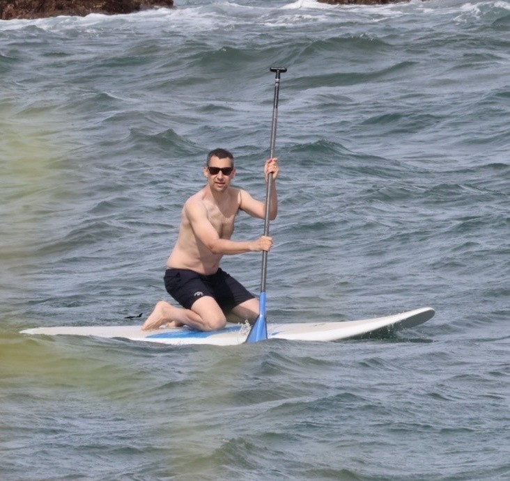Jack Antonoff na praia do Havaí