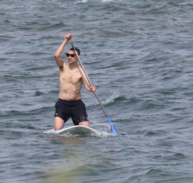 Jack Antonoff na praia do Havaí