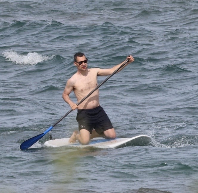 Jack Antonoff na praia do Havaí