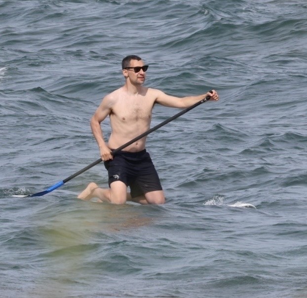 Jack Antonoff na praia do Havaí