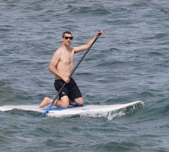 Jack Antonoff na praia do Havaí
