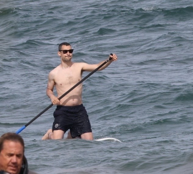 Jack Antonoff na praia do Havaí