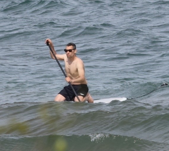 Jack Antonoff na praia do Havaí