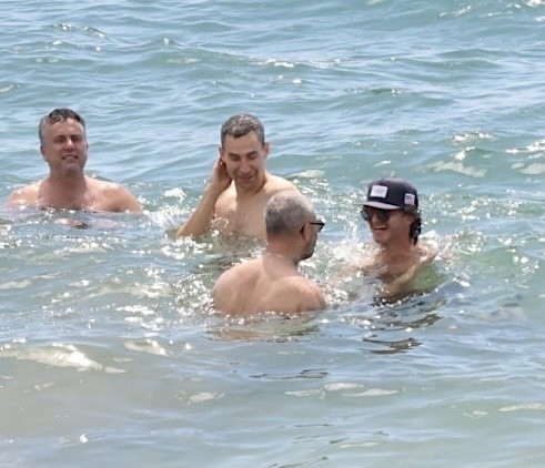 Jack Antonoff na praia do Havaí