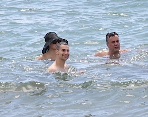 Jack Antonoff na praia do Havaí