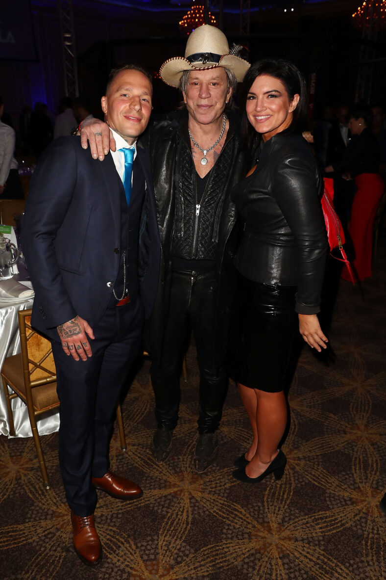 Kevin Ross, Mickey Rourke e Gina Carano posam juntos para a foto