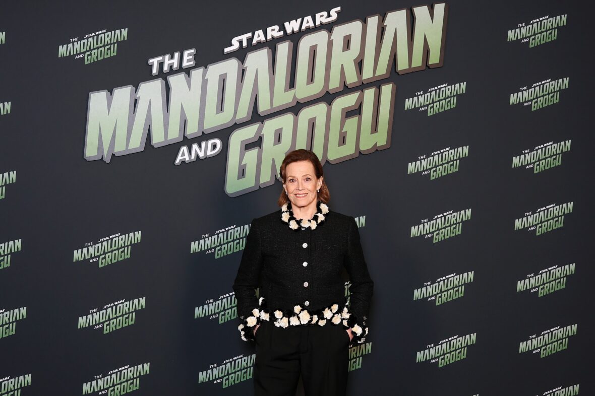 Pedro Pascal e Sigourney Weaver na estreia em Paris 