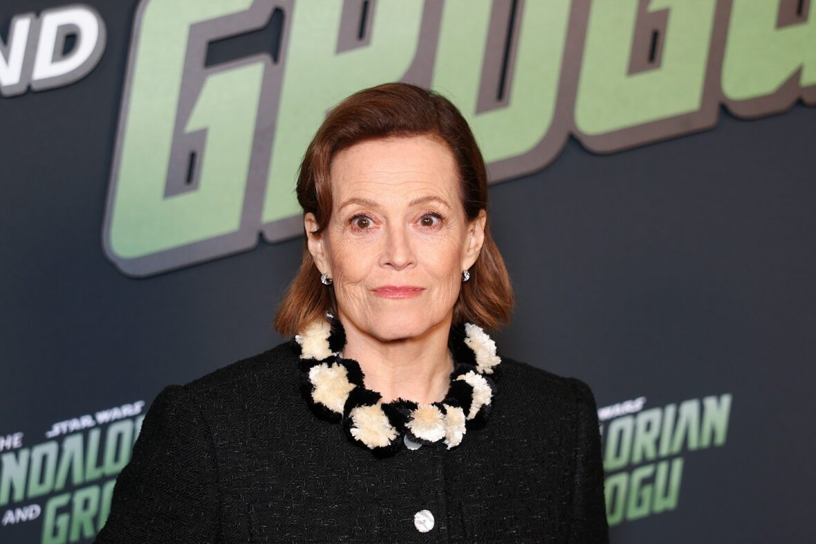 Pedro Pascal e Sigourney Weaver na estreia em Paris 