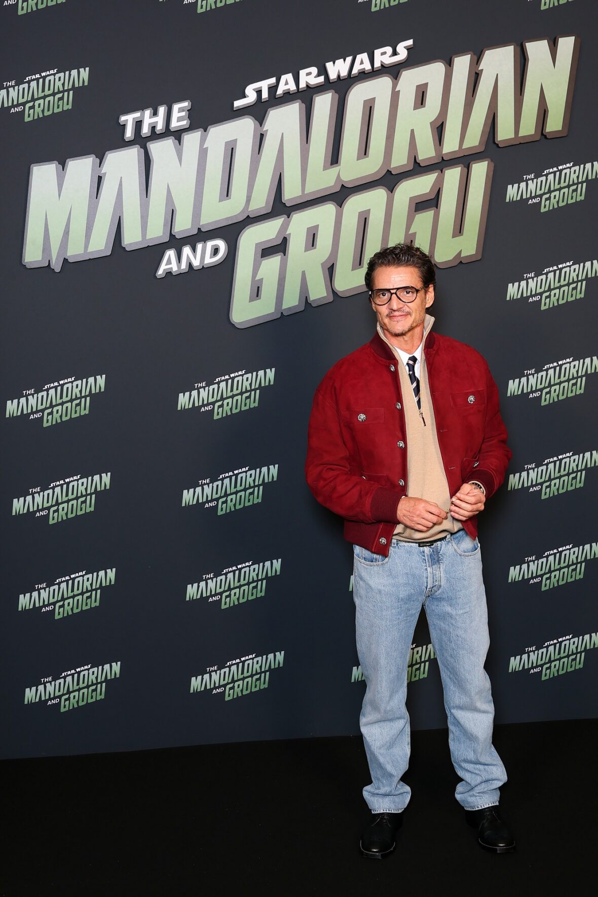 Pedro Pascal e Sigourney Weaver na estreia em Paris 