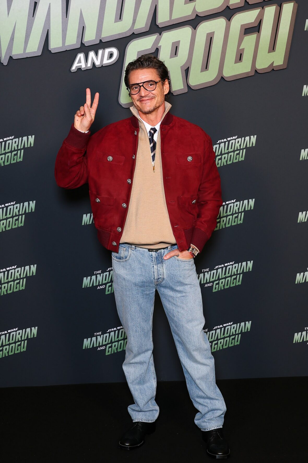 Pedro Pascal e Sigourney Weaver na estreia em Paris 