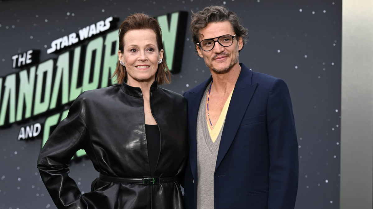 Pedro Pascal & Sigourney Weaver Step Out in London for ‘Star Wars: The Mandalorian & Grogu’ Fan Event – Just Jared – Celebrity News and Gossip