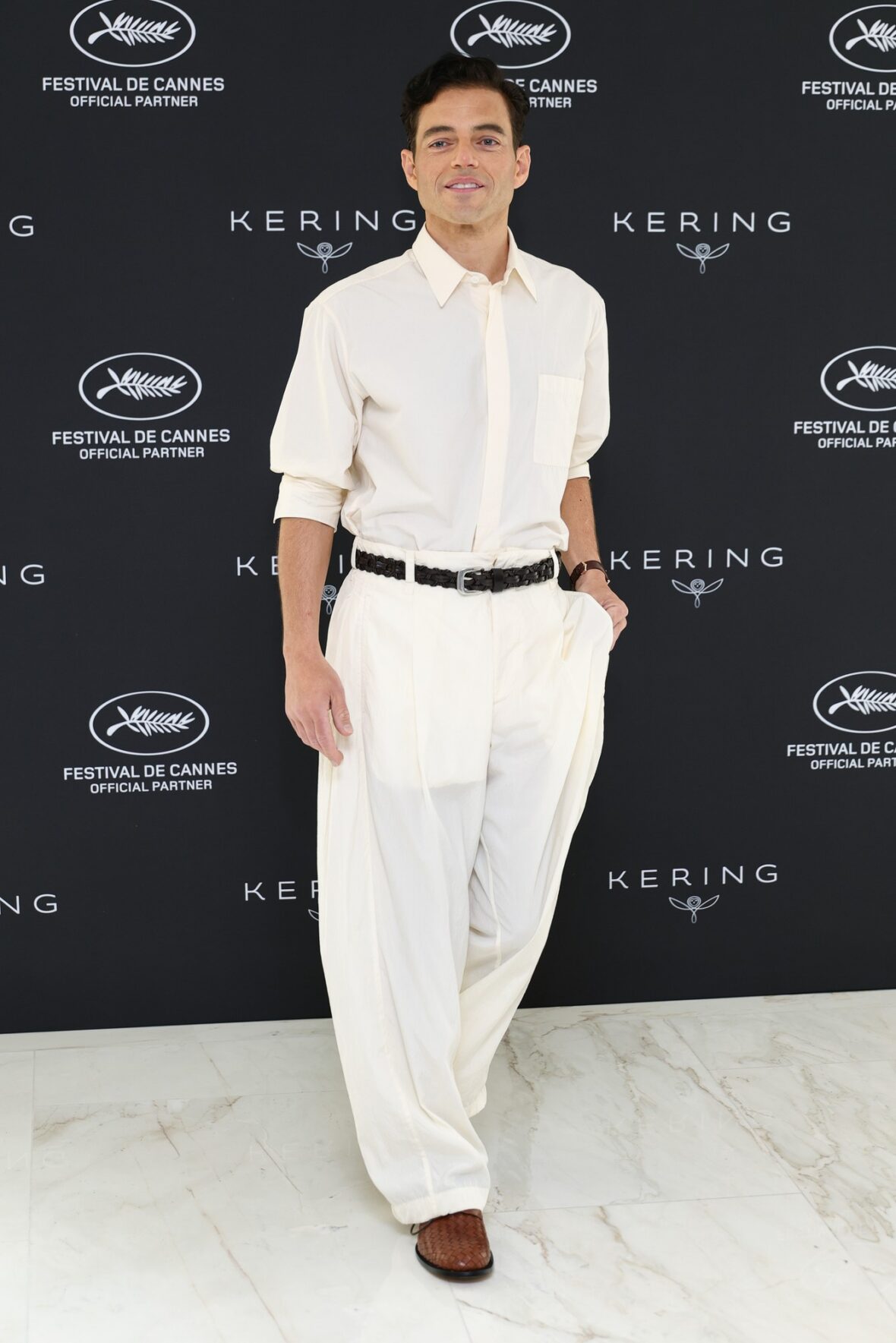 Rami Malek usa vestido branco em Cannes