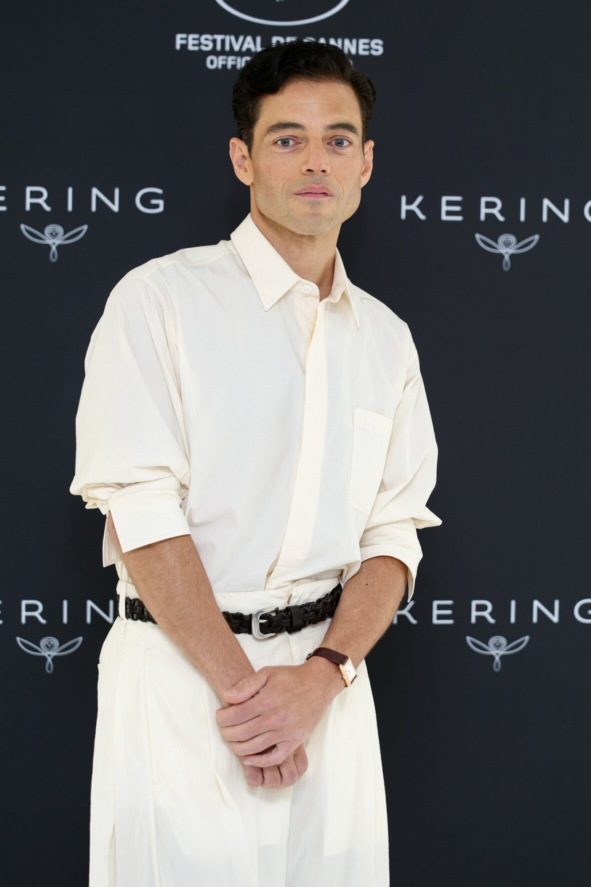Rami Malek usa vestido branco em Cannes