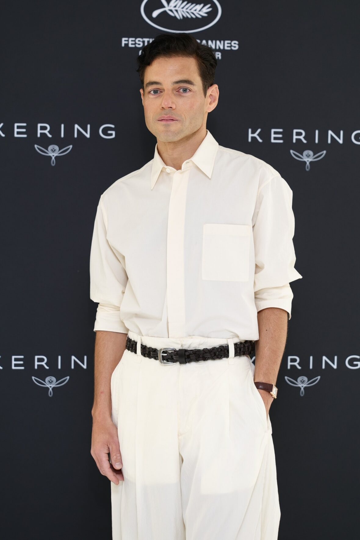 Rami Malek usa vestido branco em Cannes