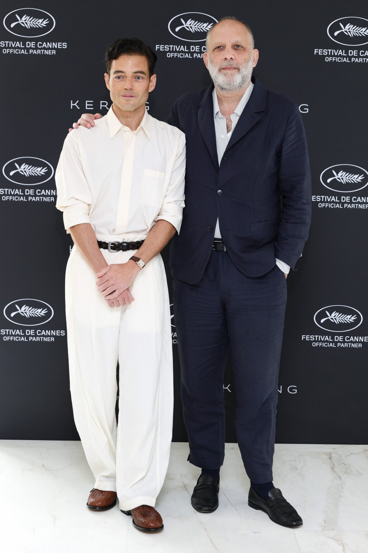 Rami Malek usa vestido branco em Cannes