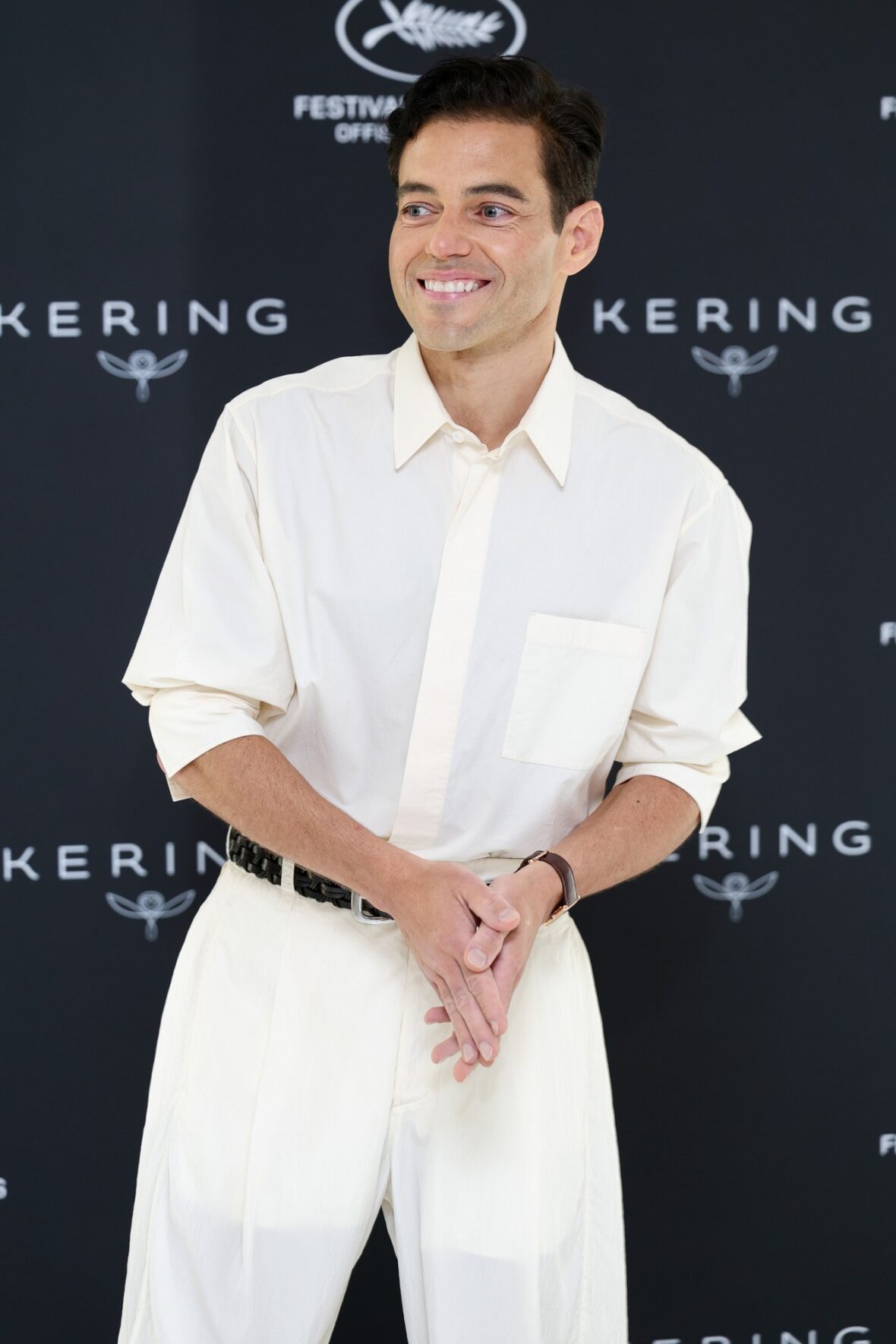 Rami Malek usa vestido branco em Cannes