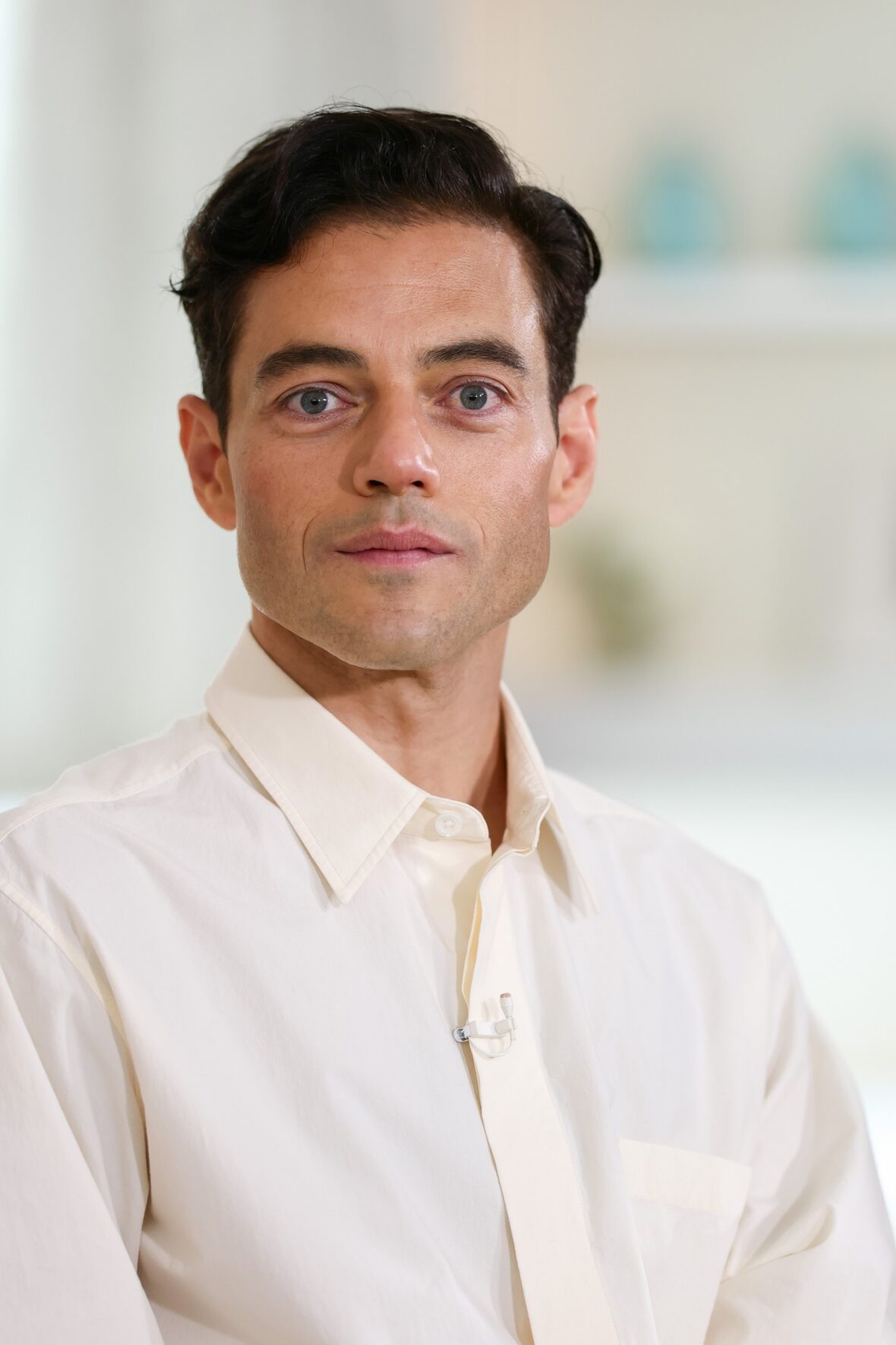 Rami Malek usa vestido branco em Cannes