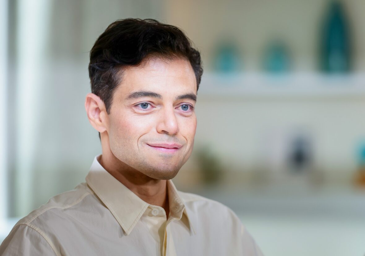 Rami Malek usa vestido branco em Cannes