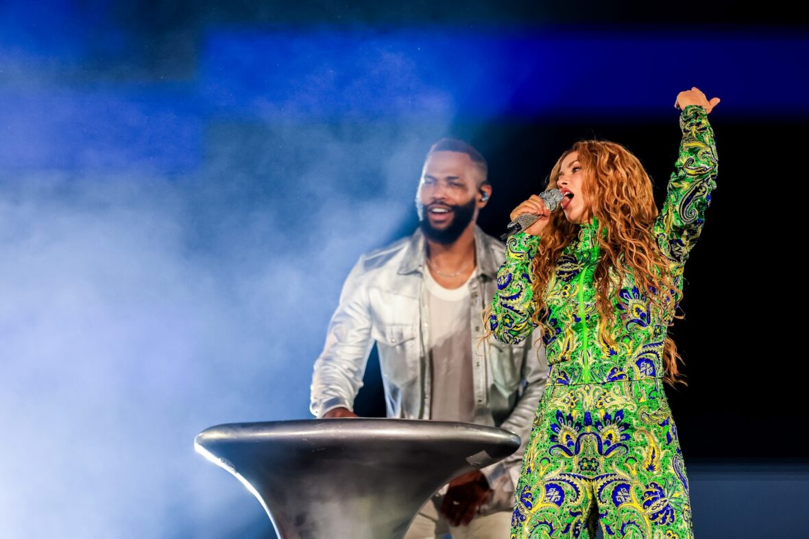 Shakira Performs at Copacabana Brazil