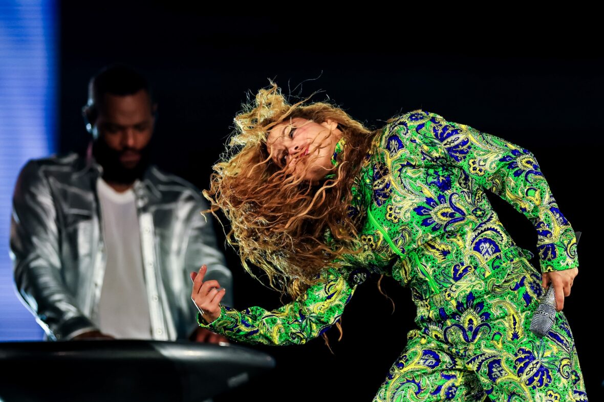 Shakira Performs at Copacabana Brazil