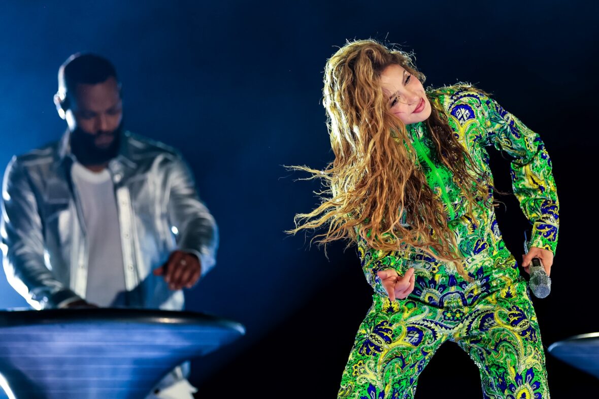 Shakira Performs at Copacabana Brazil