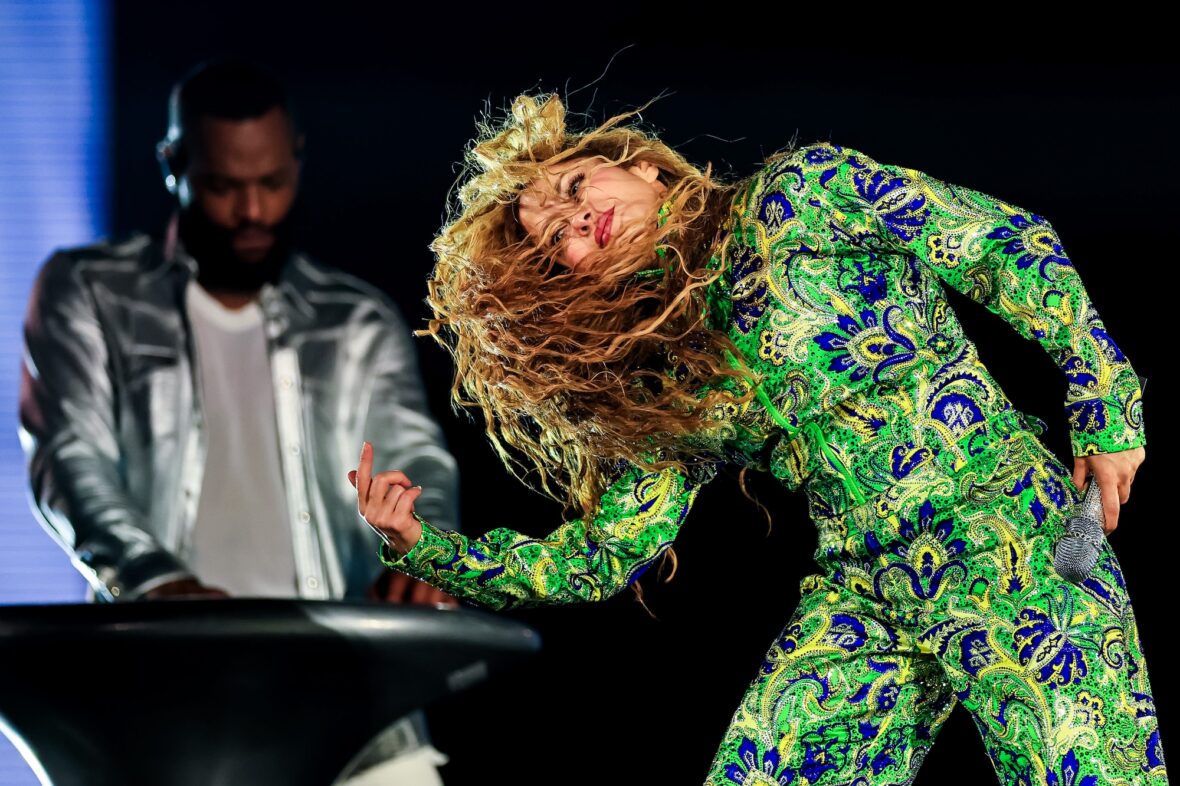 Shakira Performs at Copacabana Brazil