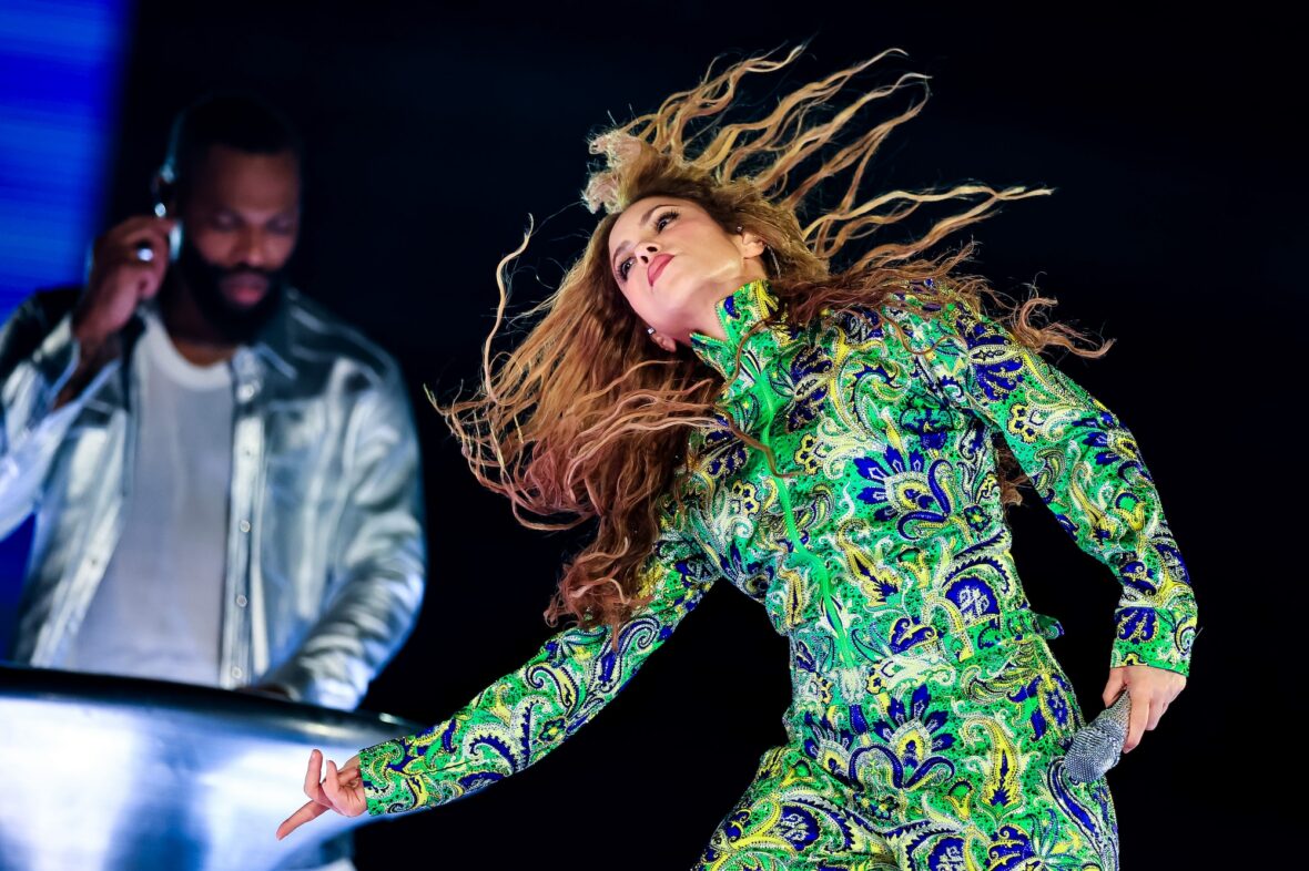 Shakira Performs at Copacabana Brazil