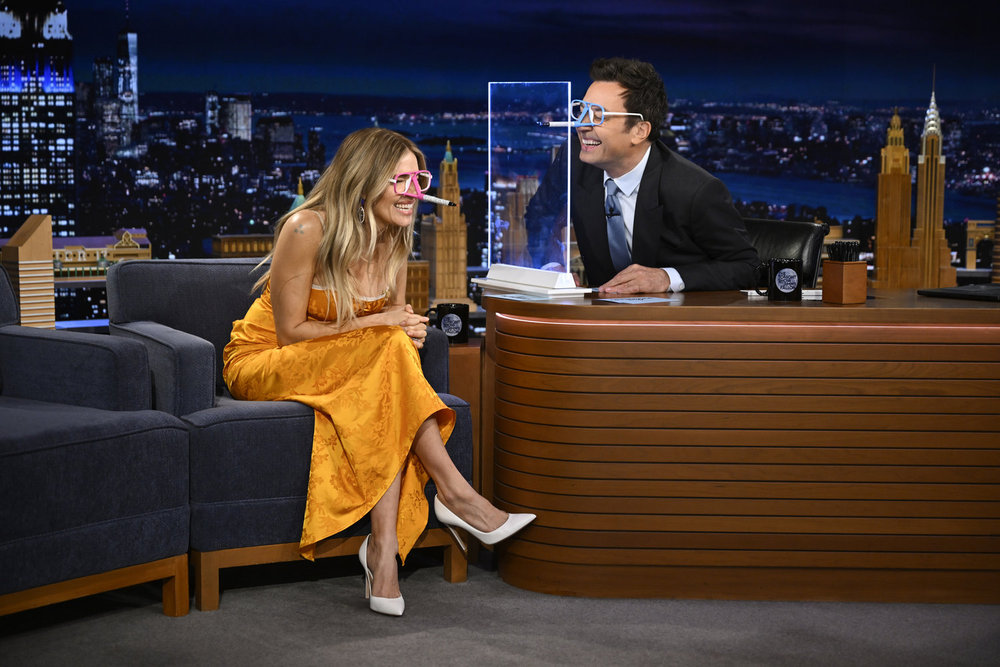 Sienna Miller no THE TONIGHT SHOW COM JIMMY FALLON