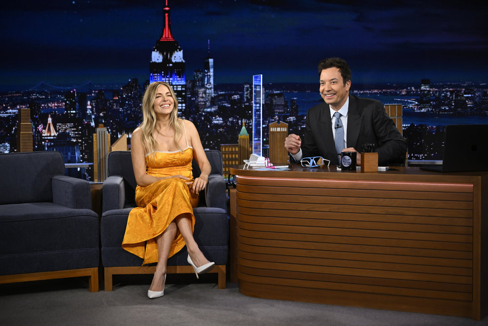 Sienna Miller no THE TONIGHT SHOW COM JIMMY FALLON