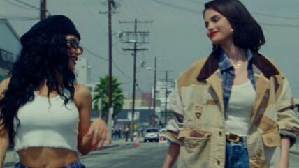 Still of Becky G and Selena Gomez in the Te Olivido music video