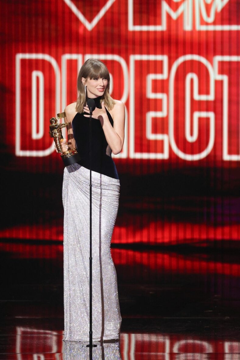 Dakota Johnson Makes Surprise VMAs Appearance to Present to Taylor Swift! (5)