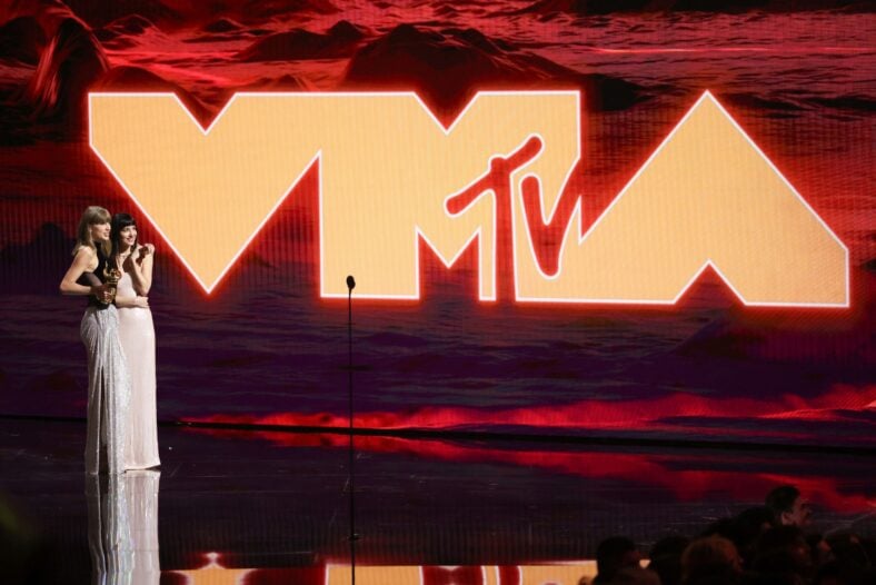 Dakota Johnson Makes Surprise VMAs Appearance to Present to Taylor Swift! (6)