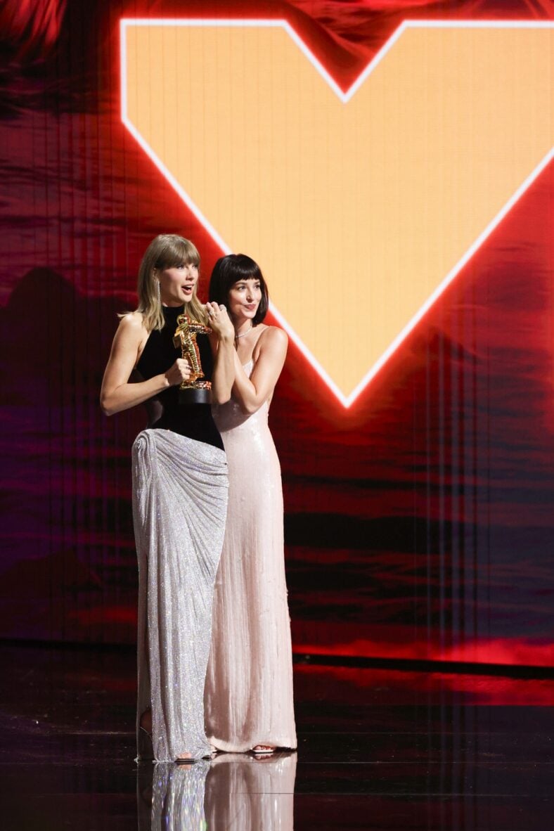 Dakota Johnson Makes Surprise VMAs Appearance to Present to Taylor Swift! (2)