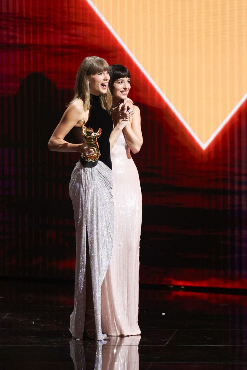 Dakota Johnson Makes Surprise VMAs Appearance to Present to Taylor Swift! (3)