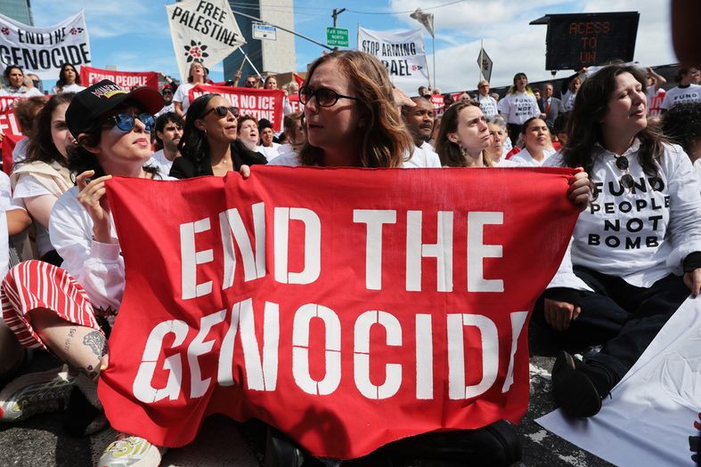 Hannah Einbinder at protest holding end the genocide sign