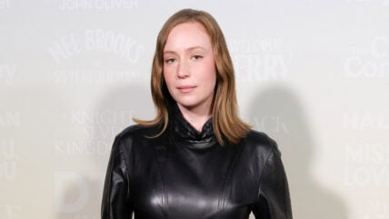 Hannah Einbinder in black outfit on carpet