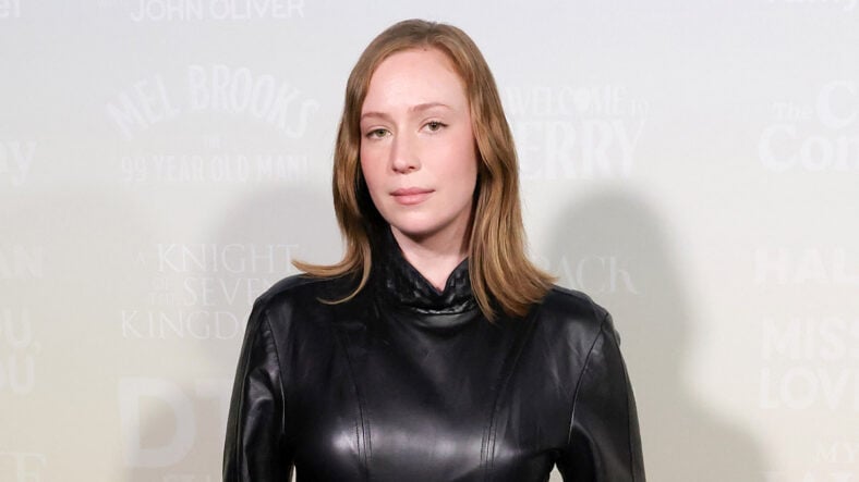 Hannah Einbinder in black outfit on carpet