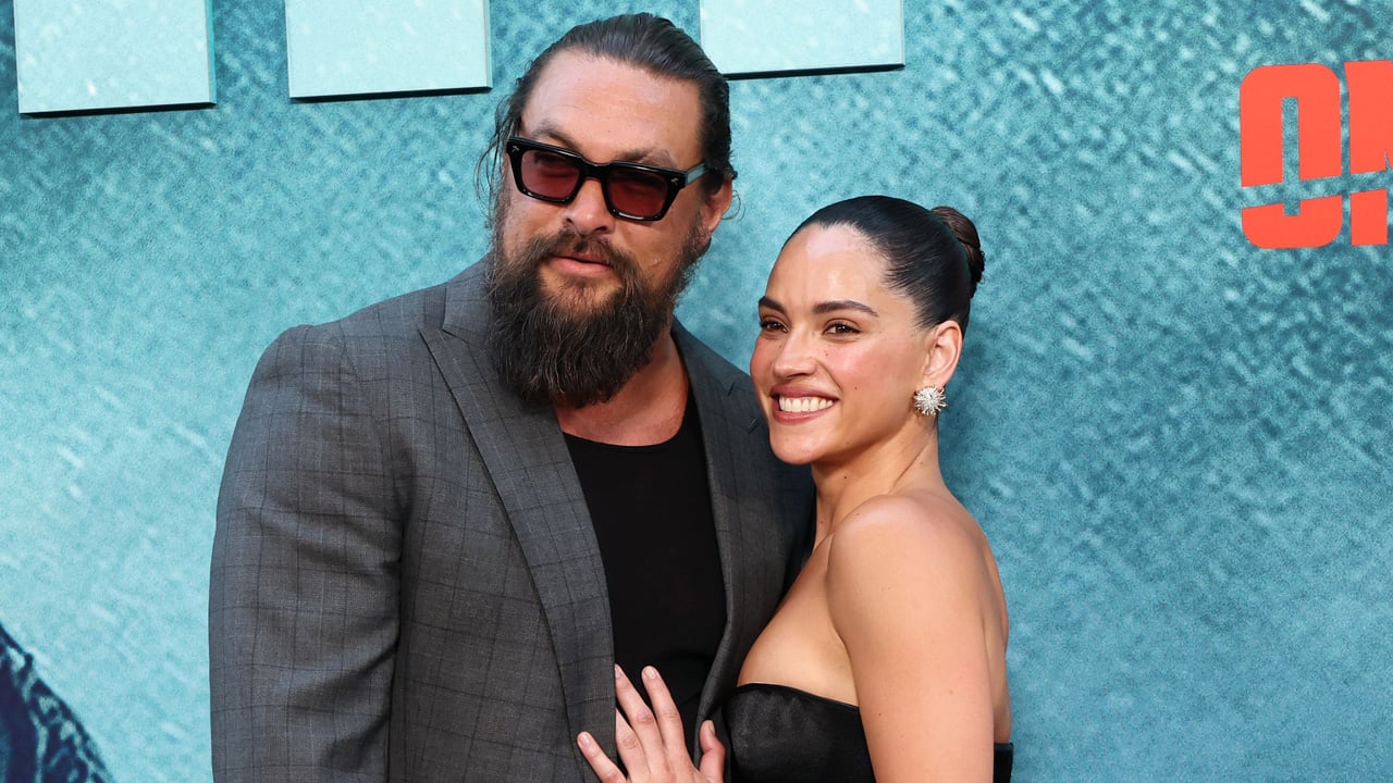 Jason Momoa & Girlfriend Adria Arjona Hold Hands While…