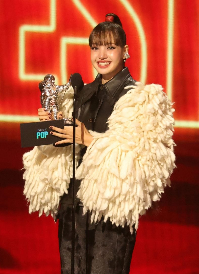 Lisa holds up her moonman trophy at the MTV VMAs