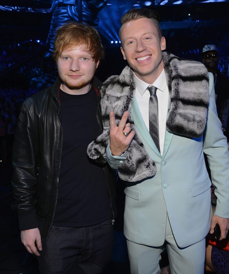 Ed Sheeran & Macklemore pose together at VMAs